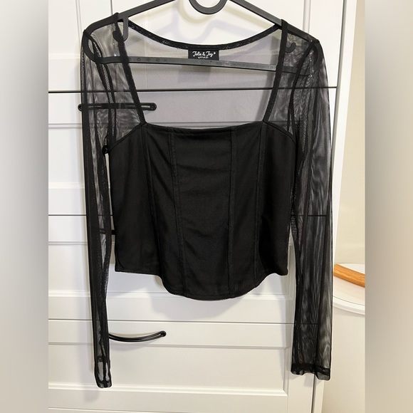 NWOT Mesh sleeve cropped too long sleeve - Picture 3 of 6